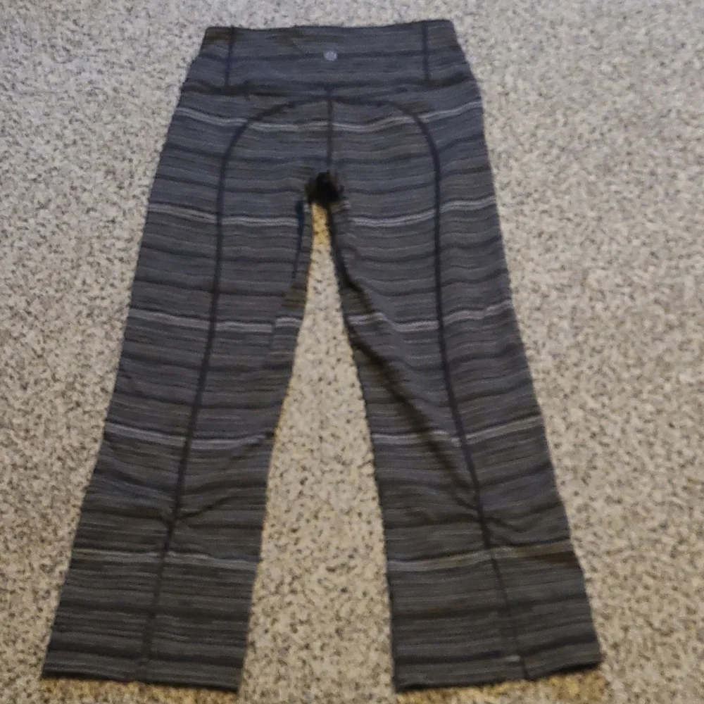 Lululemon crop capri leggings size 4 grey black - Picture 3 of 5